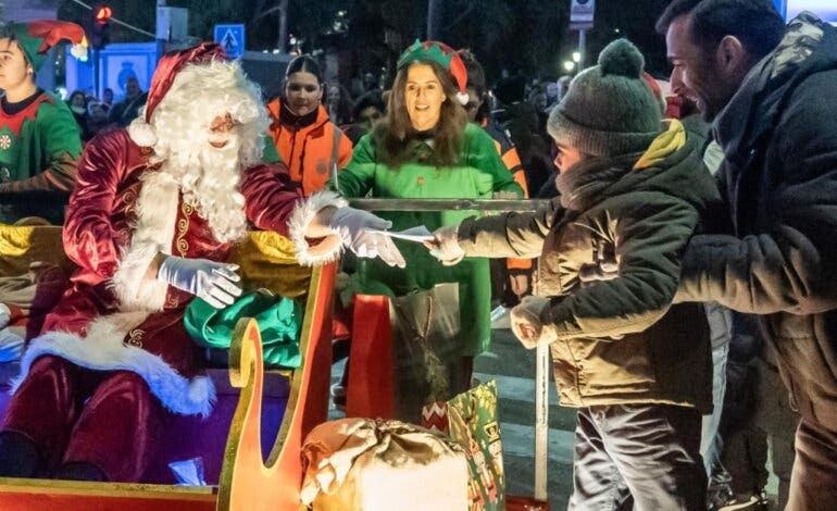 Papá Noel desfiló por las calles de Guadalajara con su coche trineo