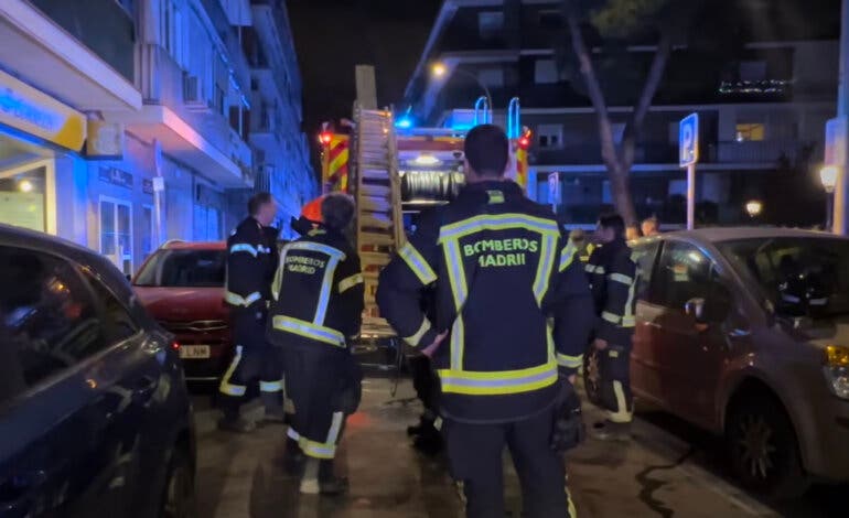 Dos heridos graves en el incendio de una vivienda en Canillejas