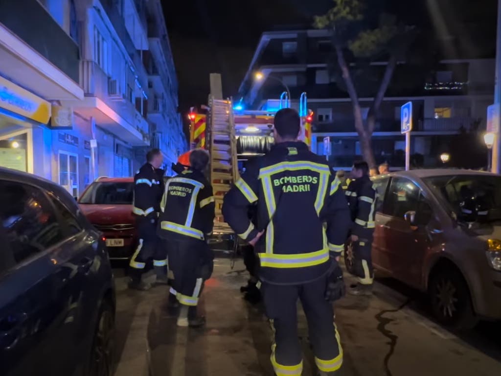 Dos heridos graves en el incendio de una vivienda en Canillejas