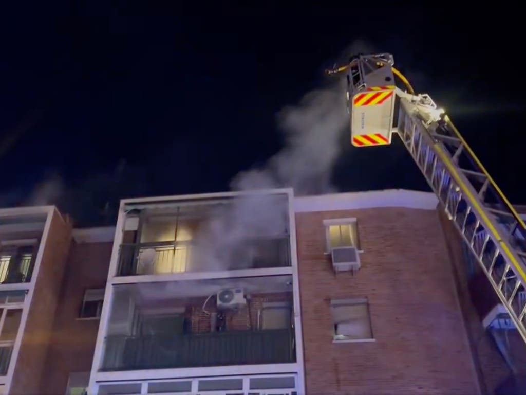 Diez heridos en el incendio de una vivienda en Madrid, algunos rescatados por la fachada 