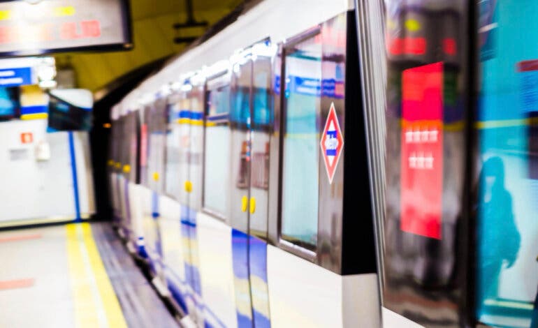Un hombre cae a las vías del Metro de Madrid y es recatado por un policía fuera de servicio  