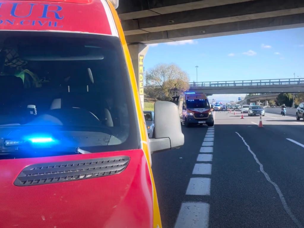 Muere un motorista arrollado por un autobús interurbano en la A-2