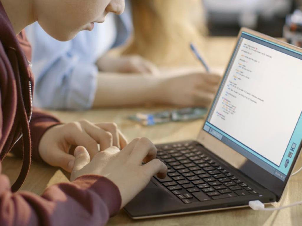 La Comunidad de Madrid limitará el uso de tablets y ordenadores en las aulas 
