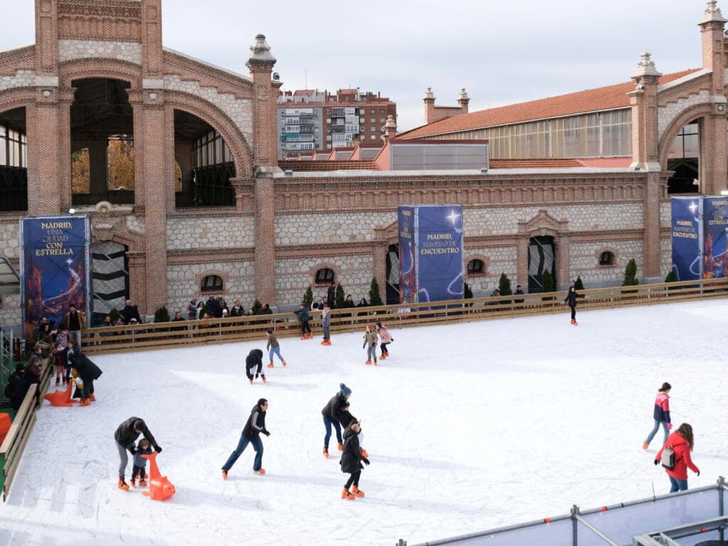 Abre al público en Madrid una de las pistas de hielo más grandes de España 
