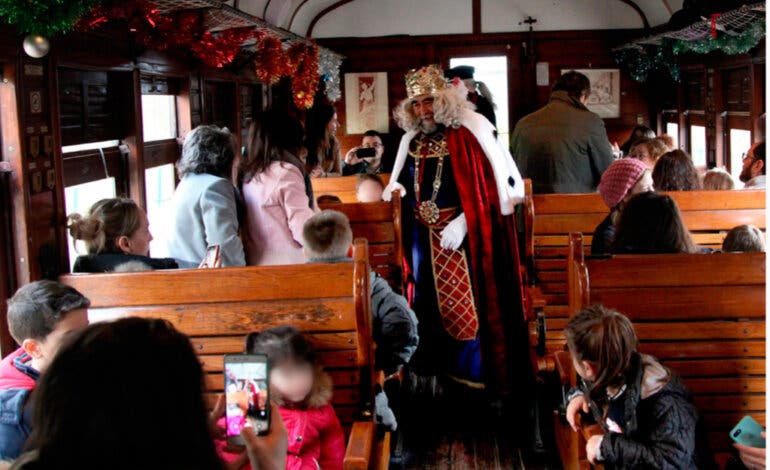 Vuelve el histórico Tren de la Navidad de Madrid con vagones de los años 20 y los Reyes Magos 