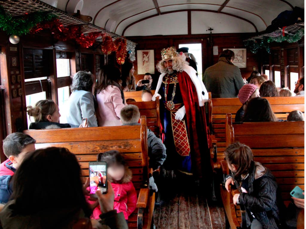 Vuelve el histórico Tren de la Navidad de Madrid con vagones de los años 20 y los Reyes Magos 
