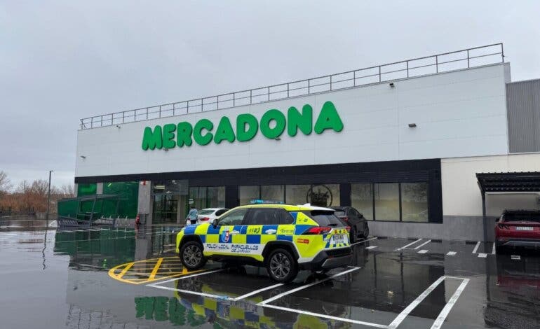La Policía de Paracuellos refuerza la vigilancia en el entorno del Mercadona tras varios intentos de robo 