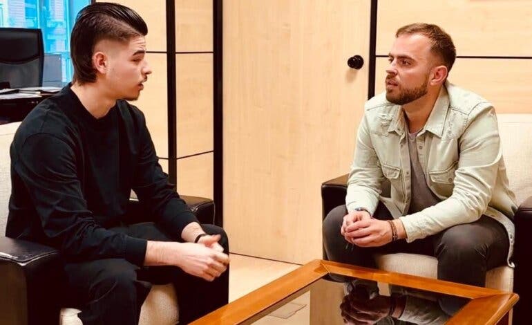 Samuel, el joven de Arganda que corta el pelo a las personas sin hogar en Madrid 
