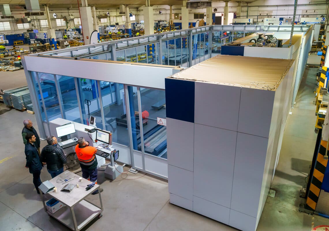 La empresa puntera de Torrejón de Ardoz detrás de la envolvente de acero del nuevo Bernabéu 
