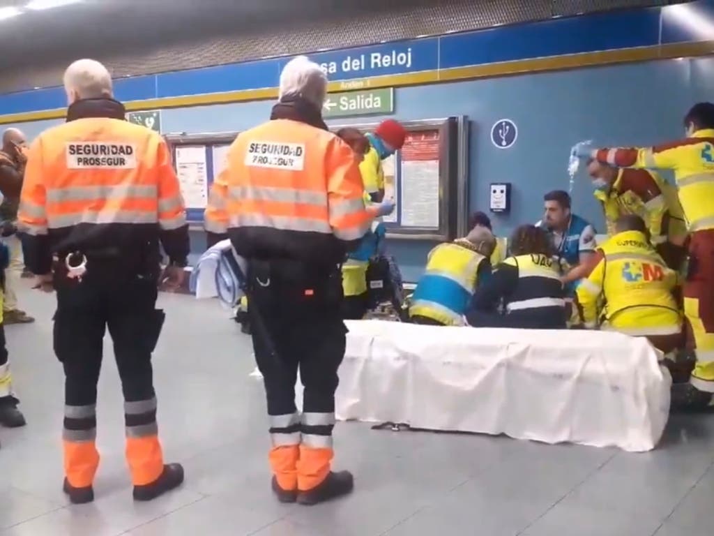 Una mujer sufre un infarto en el Metro de Madrid y los vigilantes de seguridad le salvan la vida