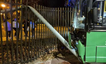Un autobús interurbano se estrella contra un parque y una farola en Alcalá de Henares
