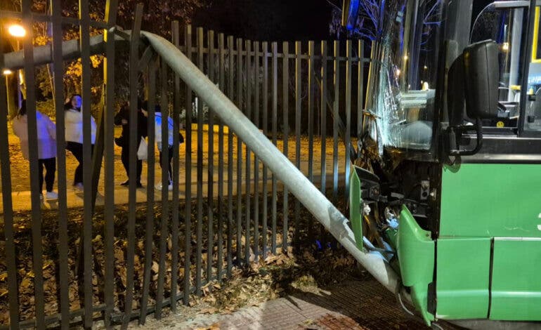 Un autobús interurbano se estrella contra un parque y una farola en Alcalá de Henares