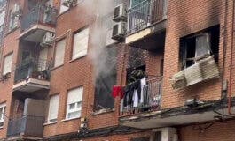 23 personas atendidas por inhalación de humo tras el incendio de una vivienda en Carabanchel
