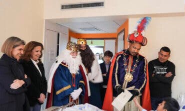 Los Reyes Magos visitan a los niños hospitalizados en Alcalá de Henares