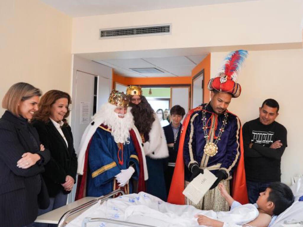 Los Reyes Magos visitan a los niños hospitalizados en Alcalá de Henares