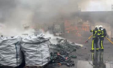 Aparatoso incendio de una nave de reciclaje de cartuchos de tóner en Parla