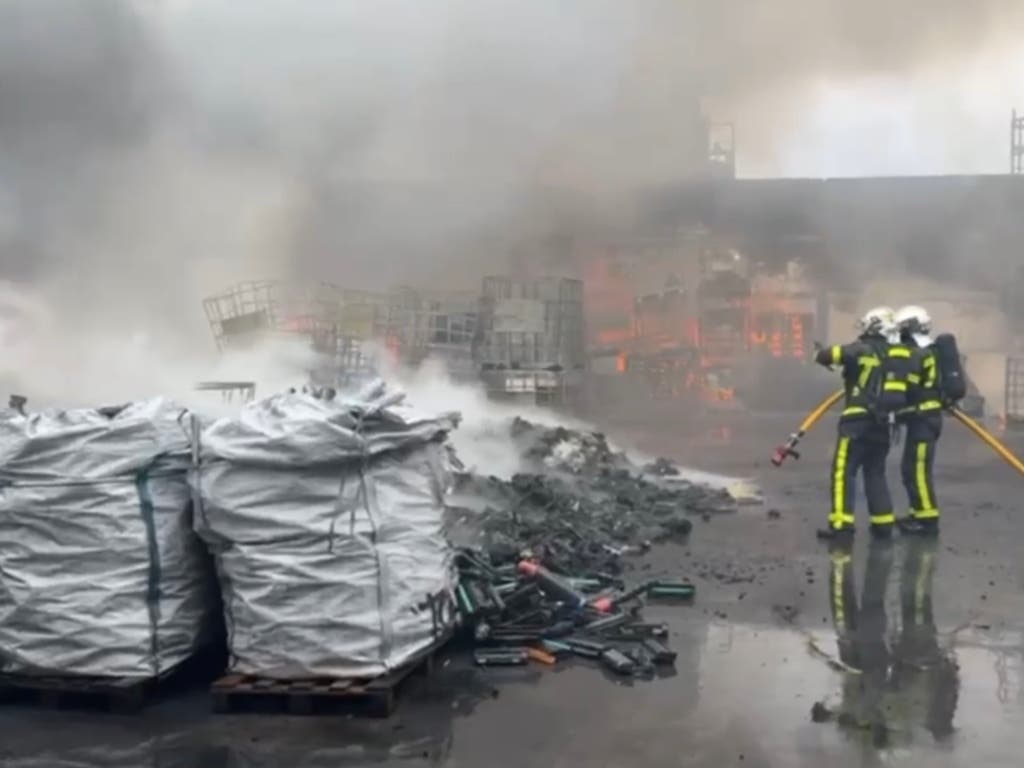 Aparatoso incendio de una nave de reciclaje de cartuchos de tóner en Parla