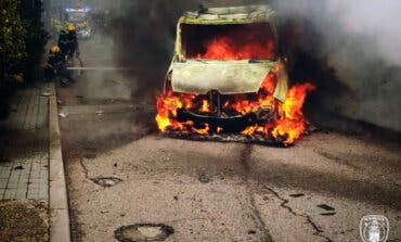Los Bomberos extinguen el incendio de un camión en Guadalajara