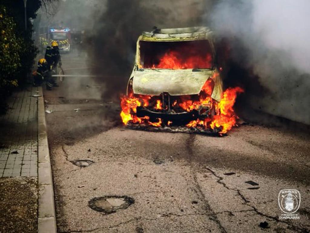 Los Bomberos extinguen el incendio de un camión en Guadalajara