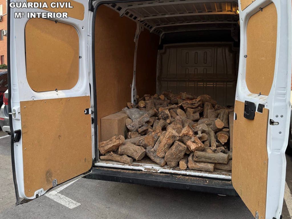 Cuatro detenidos en la A-3 tras robar 500 kilos de leña en Villarejo de Salvanés