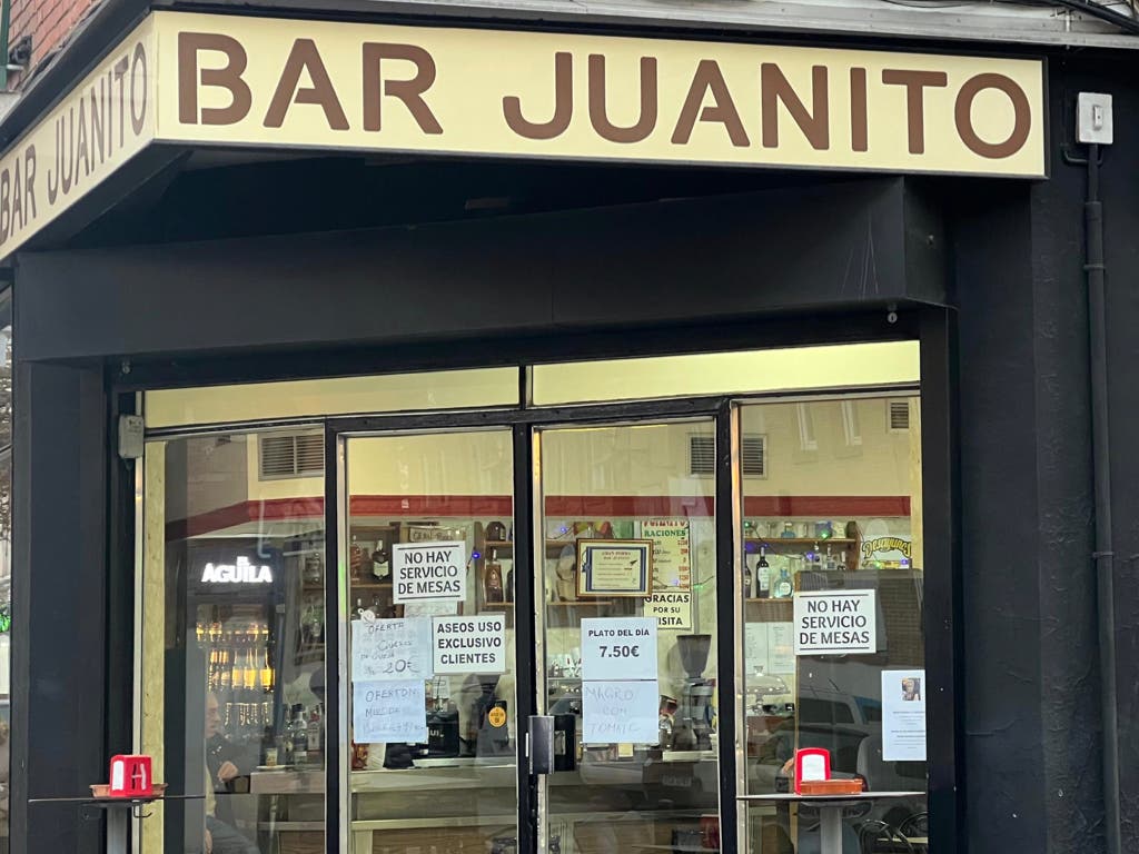 Los hermanos al frente del mítico Bar Juanito de Torrejón de Ardoz se jubilan 