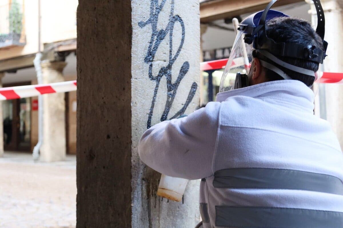 Alcalá de Henares continúa con la limpieza de pintadas tras eliminar 9.500 en 2024