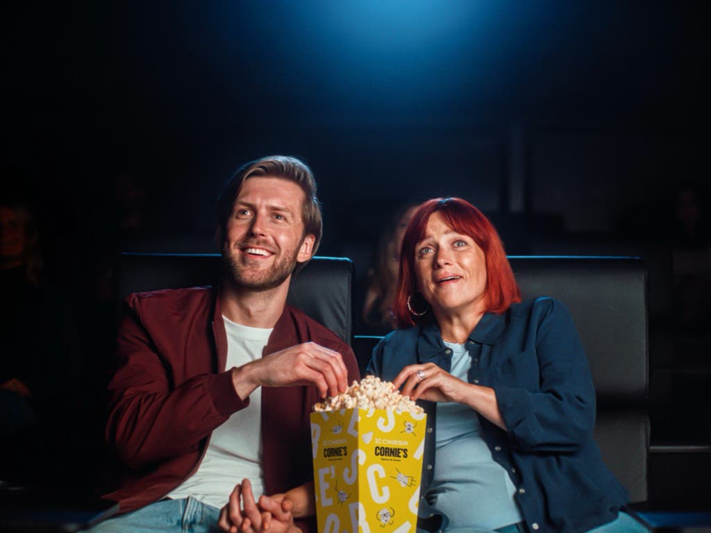 Cinesa vendió más de 450 toneladas de palomitas en 2024 y este domingo, relleno de palomitas gratis en los cines