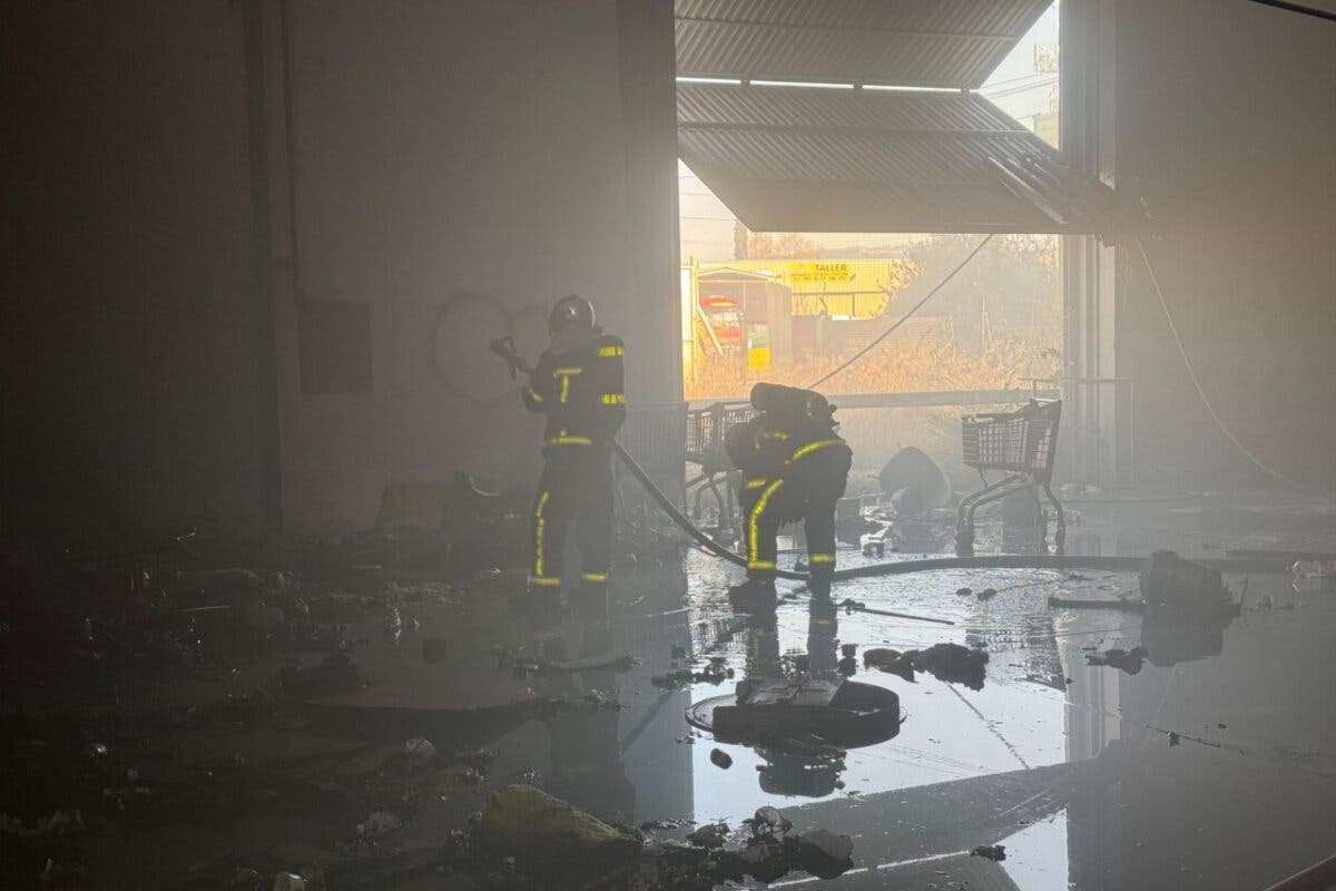 Arde una nave abandonada en Alcalá de Henares en la que vivían tres personas