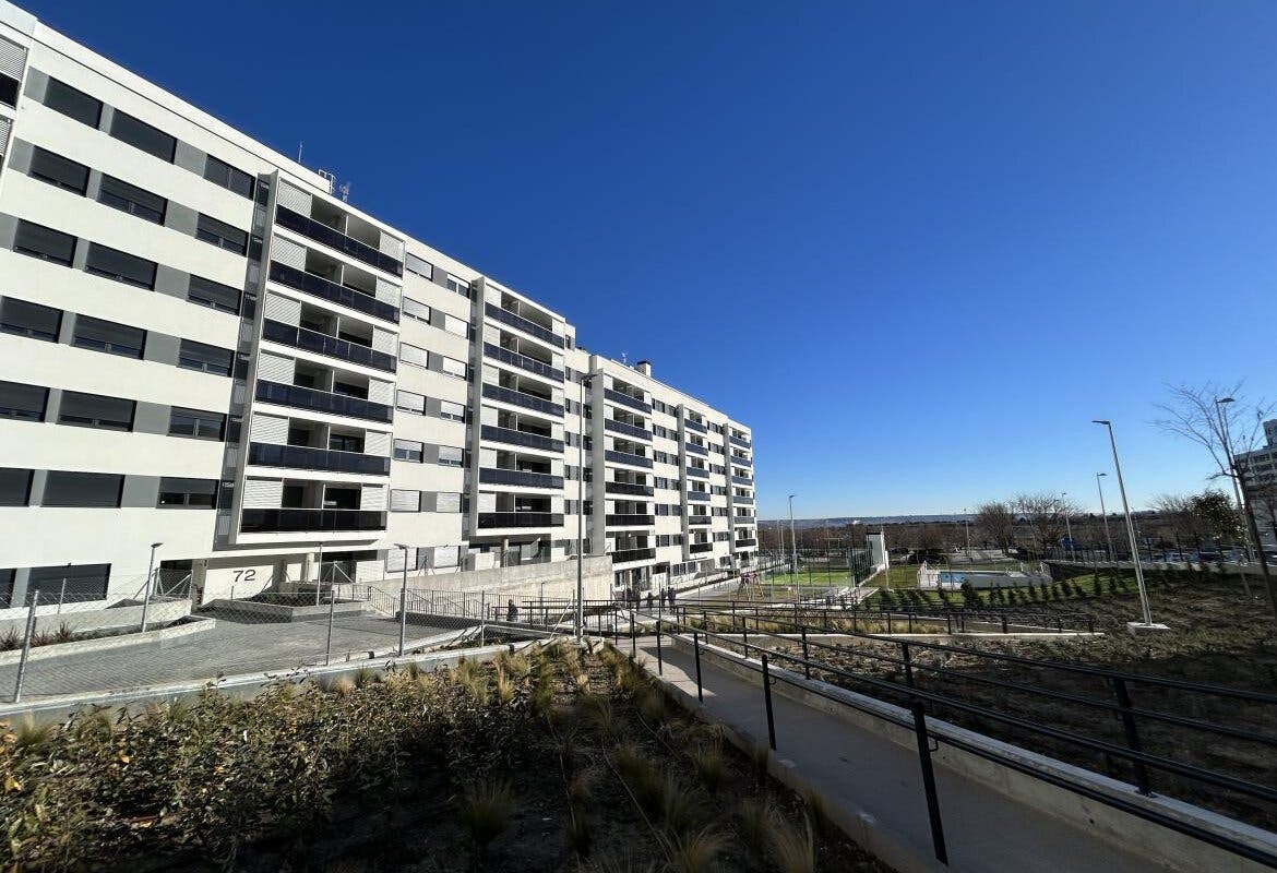 La Comunidad de Madrid entrega 166 nuevas viviendas de alquiler asequible en Valdebebas