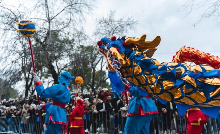 Madrid celebra el Año Nuevo chino con fuegos artificiales y el gran desfile de Usera