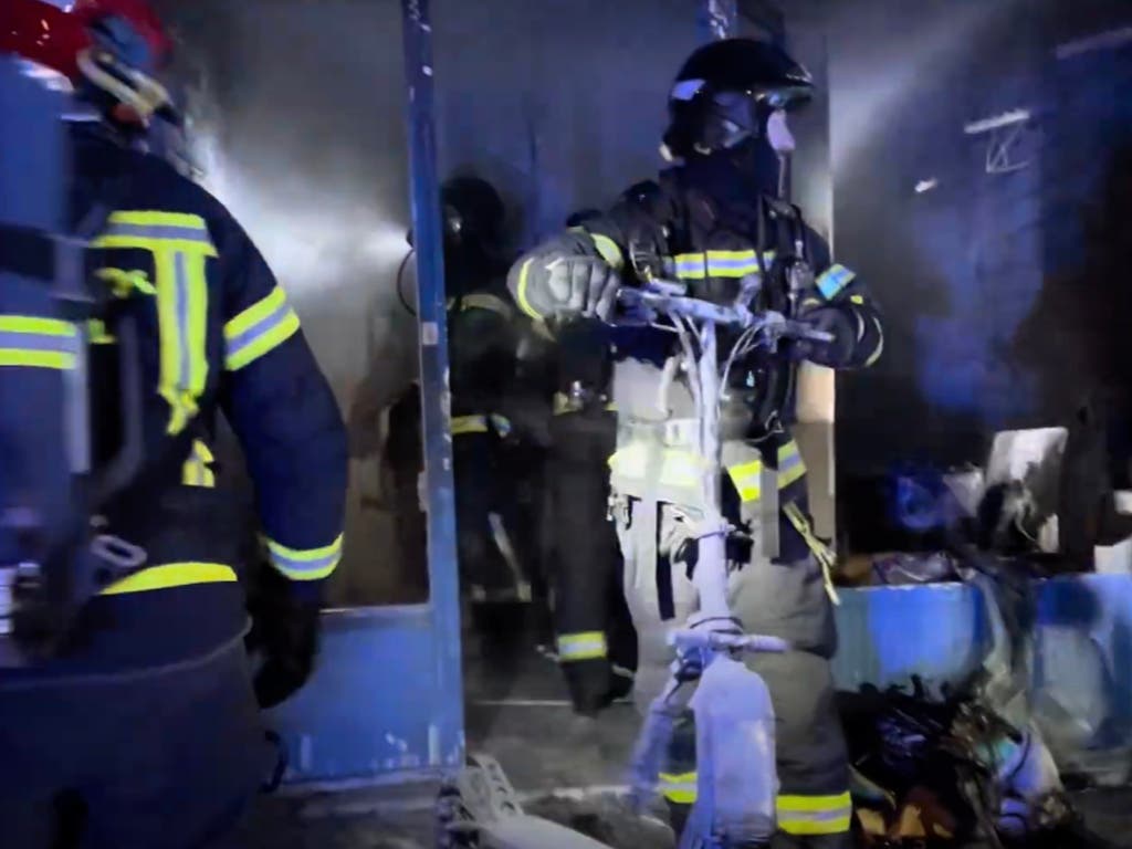 Seis heridos en un incendio posiblemente provocado por la explosión de un patinete en Ciudad Lineal 