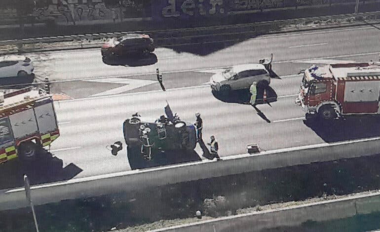 Un coche vuelca en la A-2, a la altura de Torrejón de Ardoz 