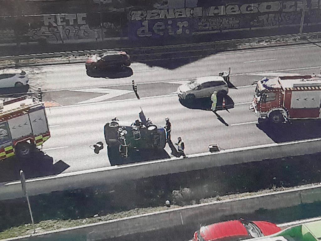 Un coche vuelca en la A-2, a la altura de Torrejón de Ardoz 