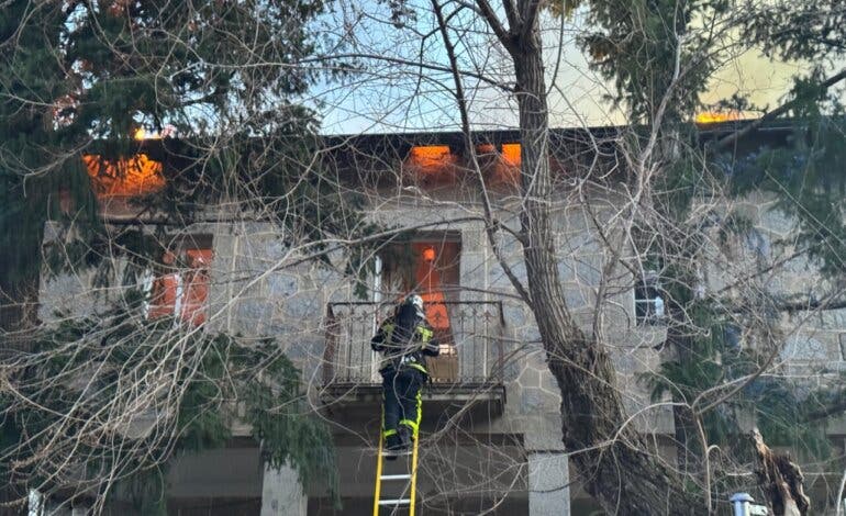Arde una vivienda en Alpedrete y rescatan a un gato escondido en una de las habitaciones