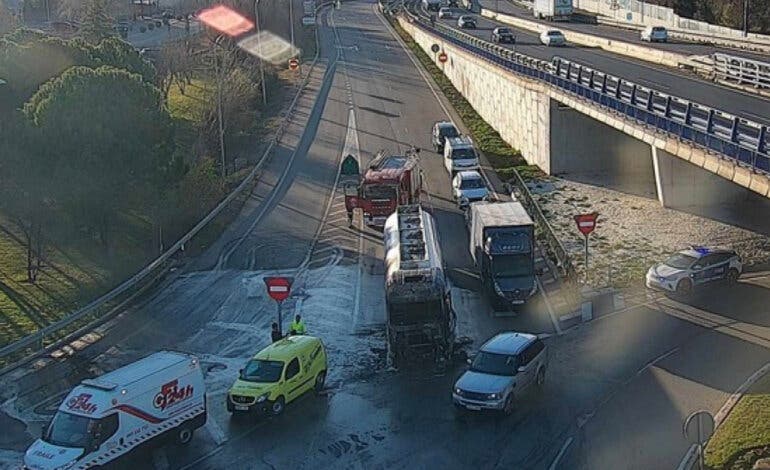 Arde la cabina de un camión cisterna que transportaba gasoil en la A-2 en Guadalajara