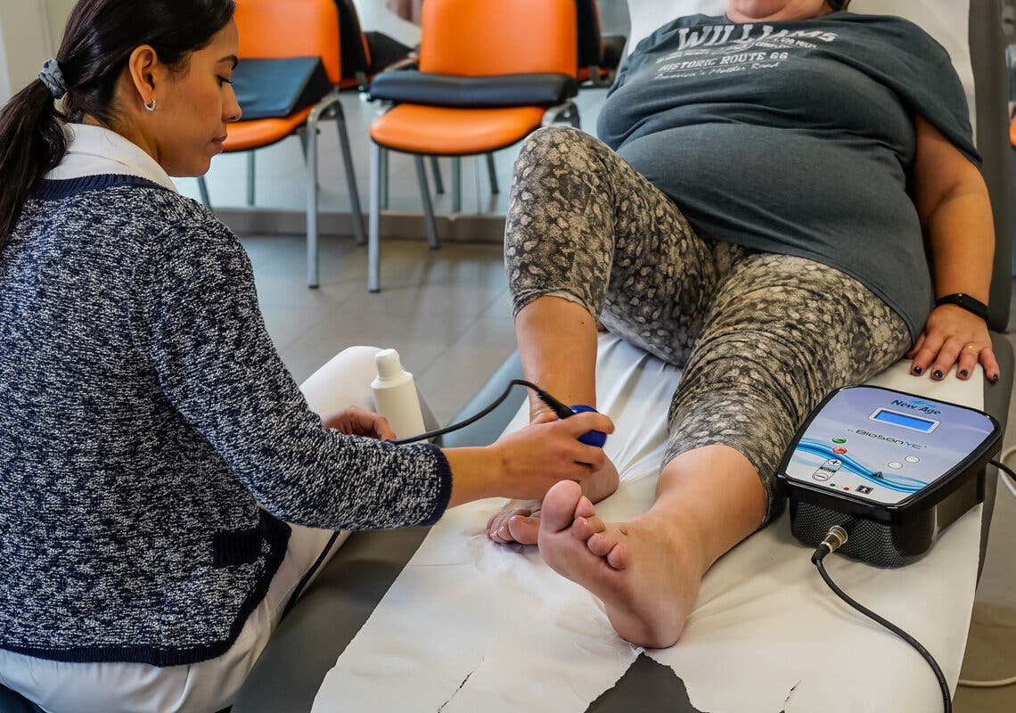 Torrejón de Ardoz ofrece apoyo psicológico gratuito para mayores, y podología, peluquería y fisioterapia a precios asequibles