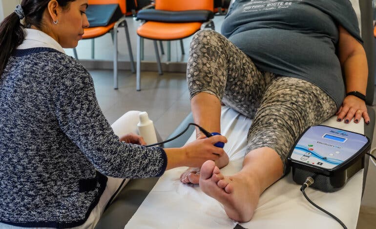Torrejón de Ardoz ofrece apoyo psicológico gratuito para mayores, y podología, peluquería y fisioterapia a precios asequibles