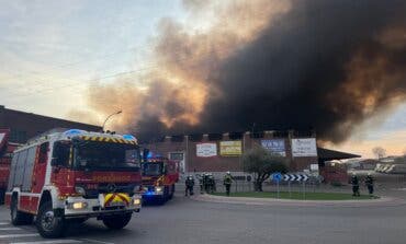 Un incendio en una nave del polígono Cobo Calleja de Fuenlabrada provoca una gran columna de humo 
