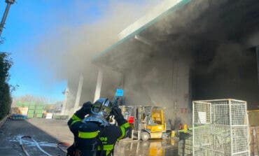 Arde una nave de reciclaje de aparatos eléctricos en Torrejón de Ardoz