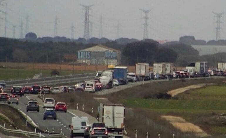 Reabierta esta tarde completamente la A-2 en el punto donde chocaron ayer dos camiones en Guadalajara 