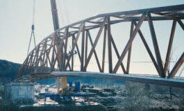 La instalación del puente de Amazon sobre el río Henares en time lapse