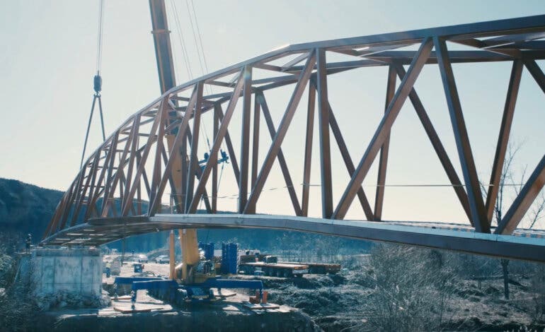 La instalación del puente de Amazon sobre el río Henares en time lapse