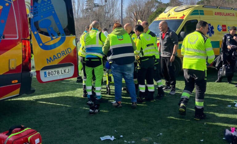 Un joven sufre una parada cardiaca mientras arbitraba un partido de fútbol en Moratalaz