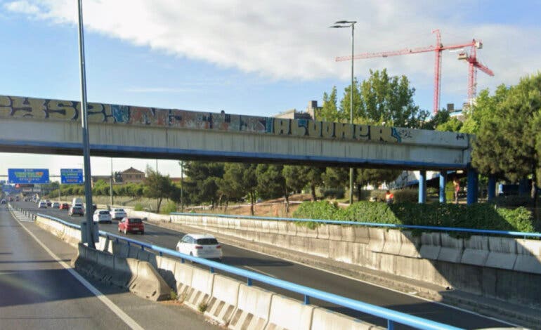 Hallan el cadáver calcinado de un hombre debajo de un puente peatonal en Madrid