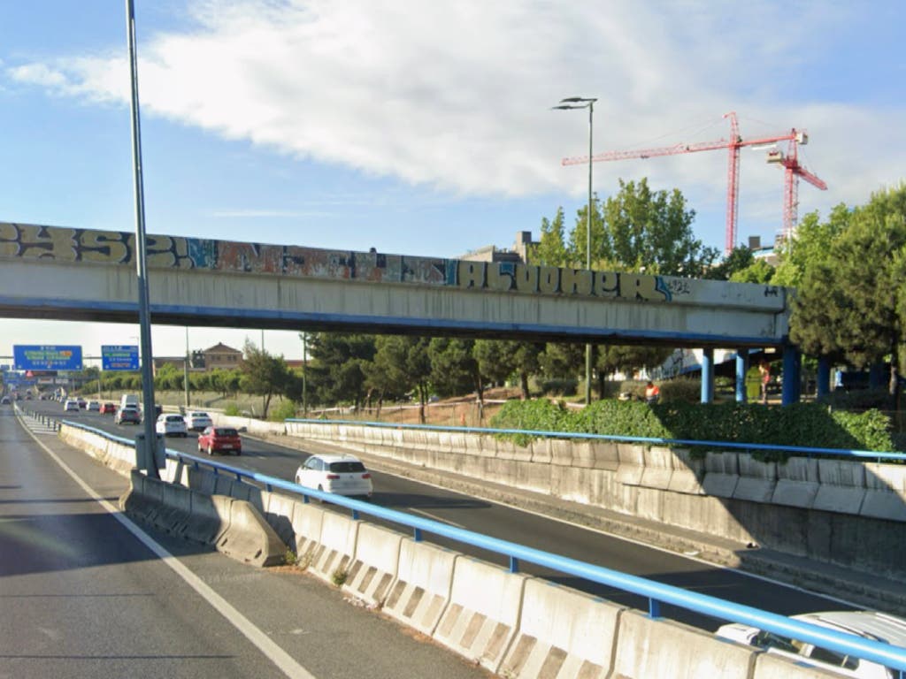 Hallan el cadáver calcinado de un hombre debajo de un puente peatonal en Madrid