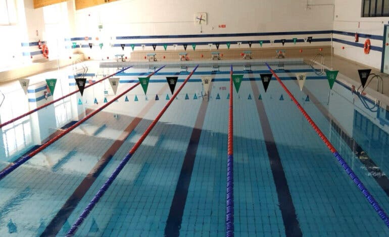 Alcalá de Henares precinta una piscina municipal cubierta tras la aparición de una bacteria