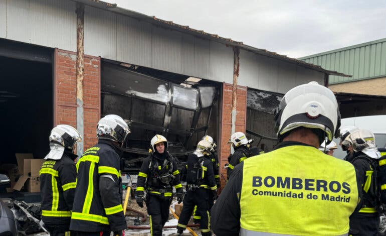 Arden tres coches en el incendio de un taller en Paracuellos de Jarama