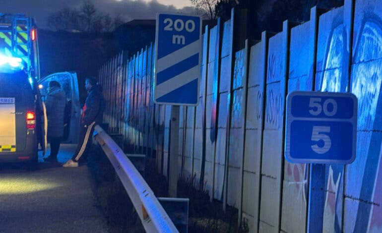 Dos heridos graves en un accidente en la A-1 tras colisionar una furgoneta y un turismo