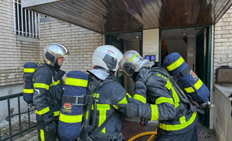 Cuatro personas atendidas y varios vecinos confinados tras el incendio de una vivienda en Leganés 