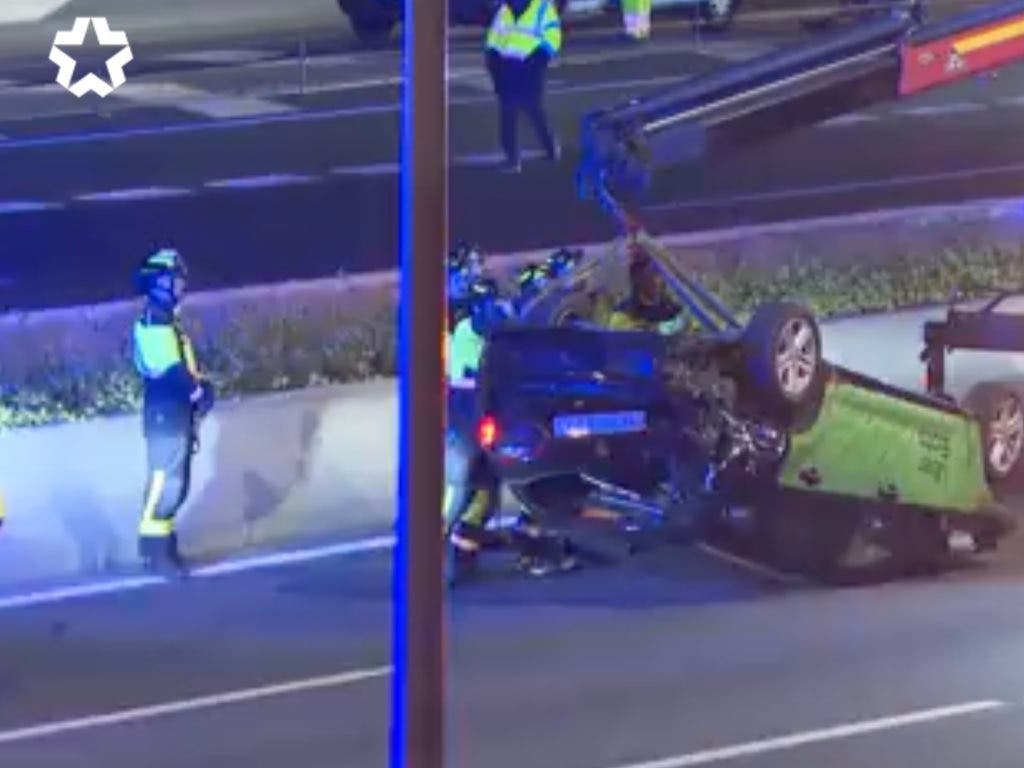 Dos heridos al volcar un VTC en un accidente en la A-2